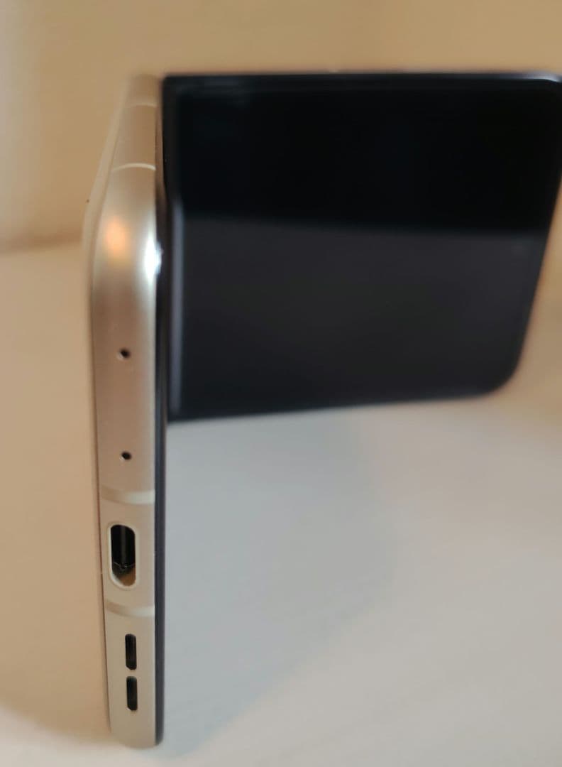 箱有 MOTOROLA razr 50s サンドクリーム