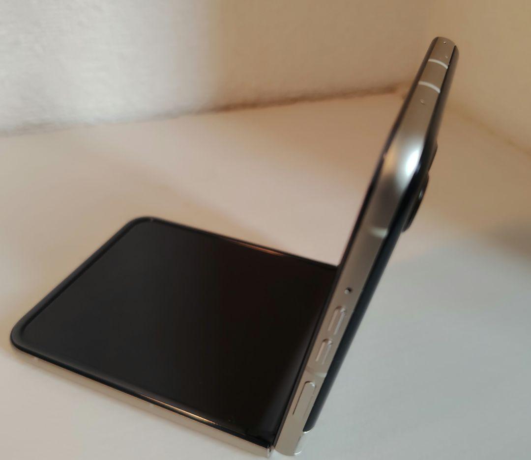 箱有 MOTOROLA razr 50s サンドクリーム