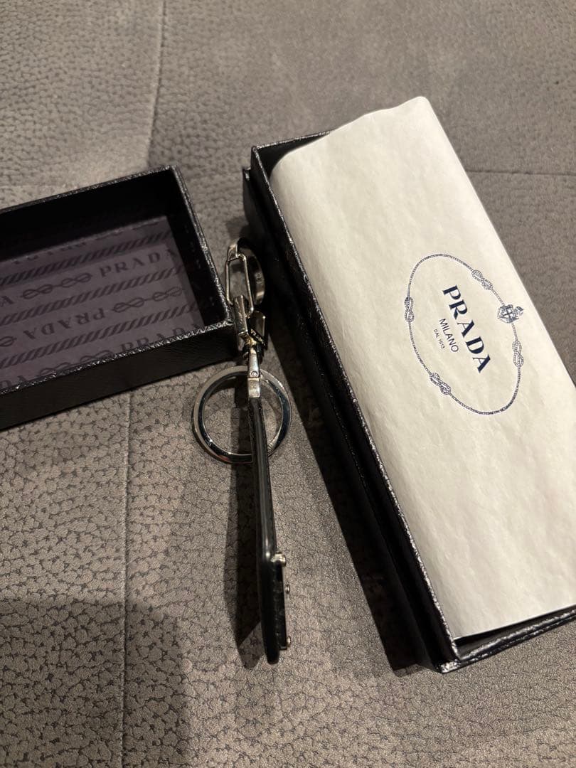 あ　PRADA トライアングルロゴ サフィアーノレザー キーチェーン