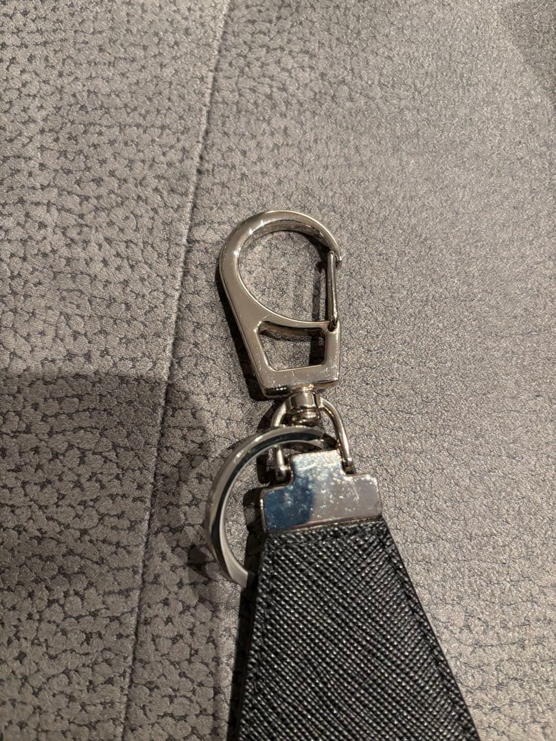 あ　PRADA トライアングルロゴ サフィアーノレザー キーチェーン