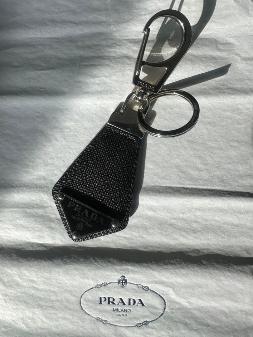 あ　PRADA トライアングルロゴ サフィアーノレザー キーチェーン