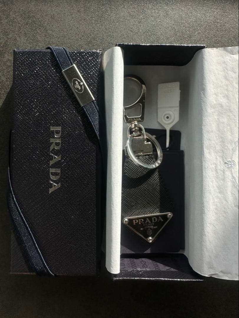 あ　PRADA トライアングルロゴ サフィアーノレザー キーチェーン