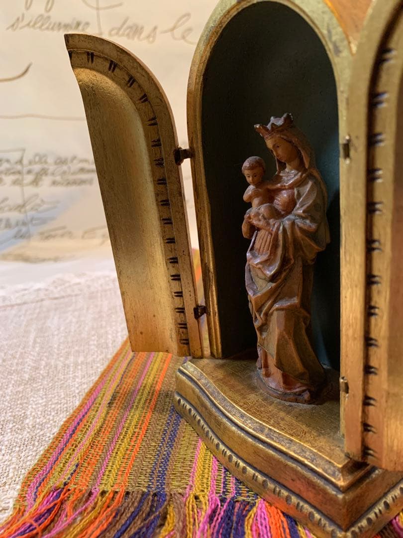 フランス製　アンティーク　木のドームに入った聖母子像の置物！厳かな雰囲気です！
