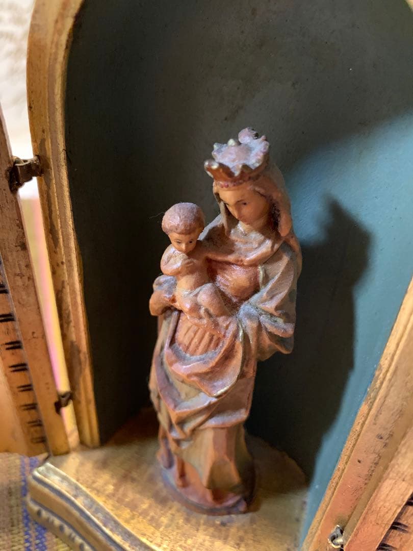 フランス製　アンティーク　木のドームに入った聖母子像の置物！厳かな雰囲気です！
