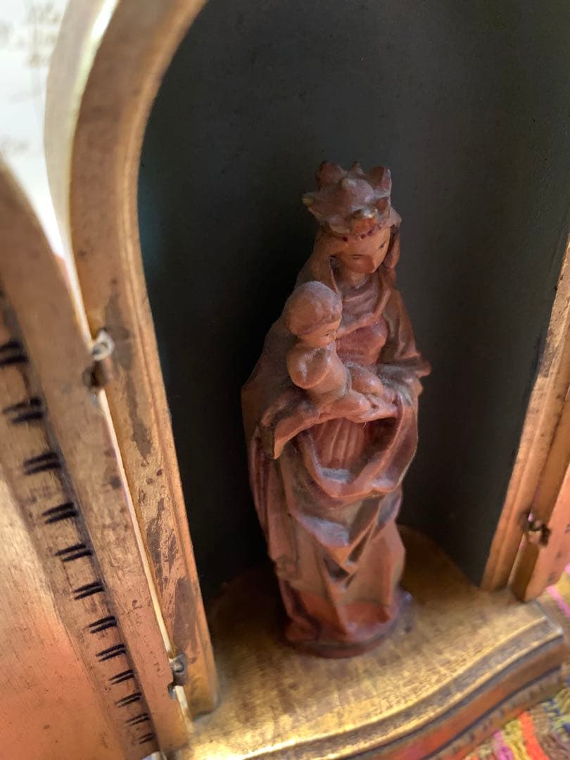 フランス製　アンティーク　木のドームに入った聖母子像の置物！厳かな雰囲気です！