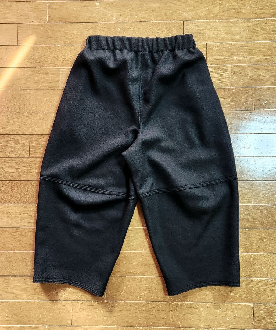 あーちゃん　バルーンパンツ　圧縮ウールニット黒