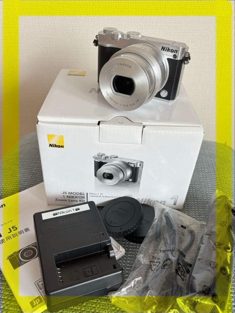 Nikon 1 J5 Zoom Lens Kit. 付属品あり