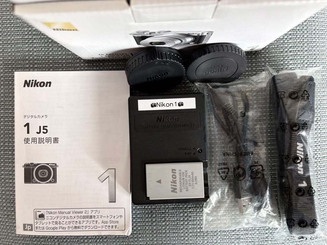 Nikon 1 J5 Zoom Lens Kit. 付属品あり
