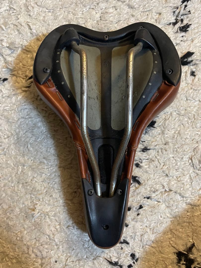 BRUNO エルゴノミックブラウンレザーサドル