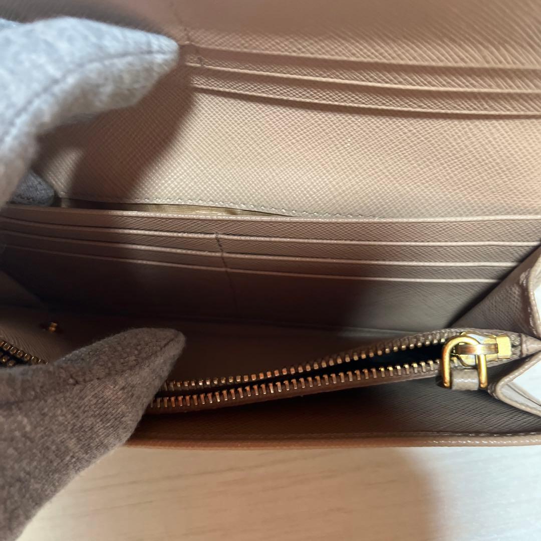 PRADAプラダ ベージュ系　長財布