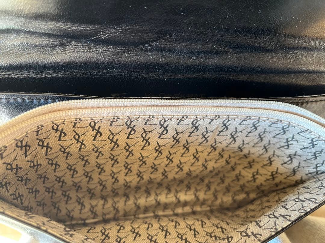 イブサンローラン　クラッチバッグ　黒革