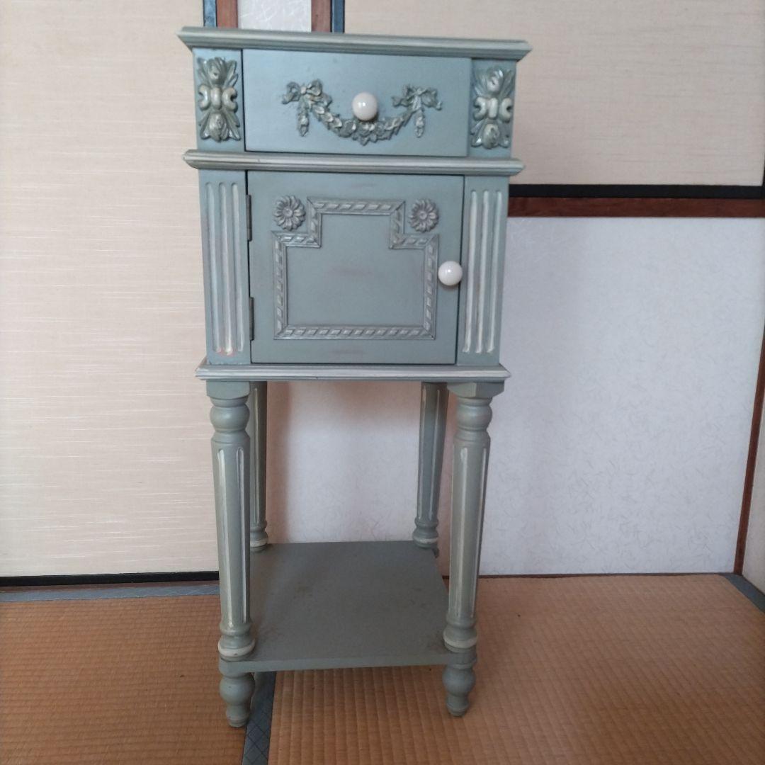 グリーンの装飾的なサイドテーブル