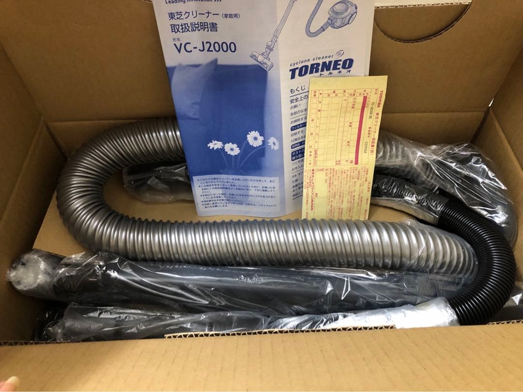 未使用　東芝　掃除機　トルネオ　VC-J2000 シャイニーレッド