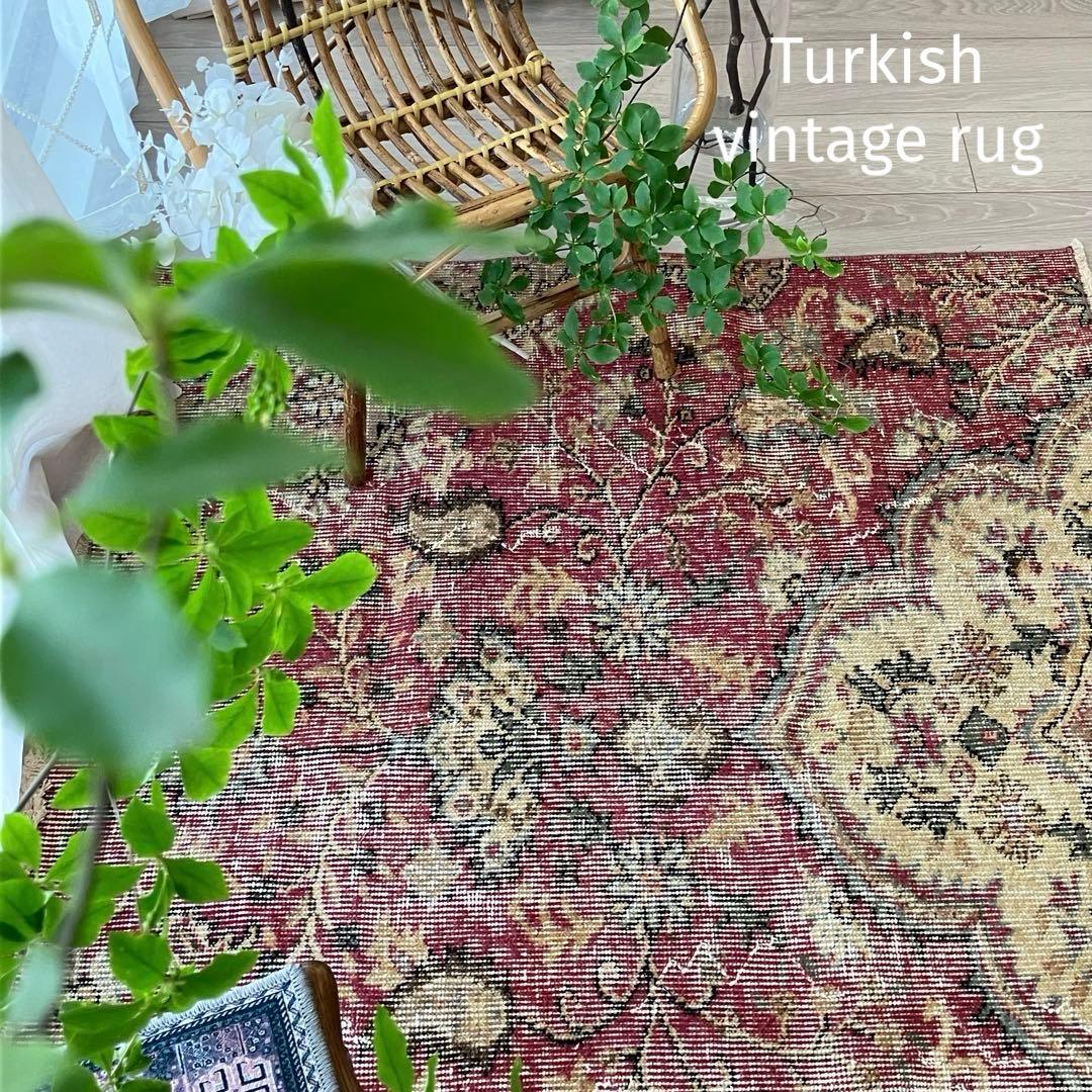 貴重110×124シャビーレッドピンク　ベージュ　正方形　トルコヴィンテージラグ