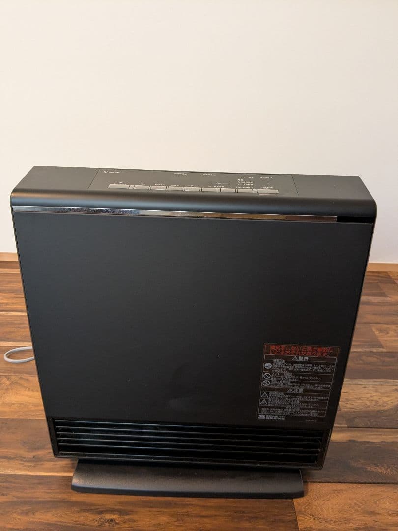 ガスファンヒーター 黒 スリムデザイン