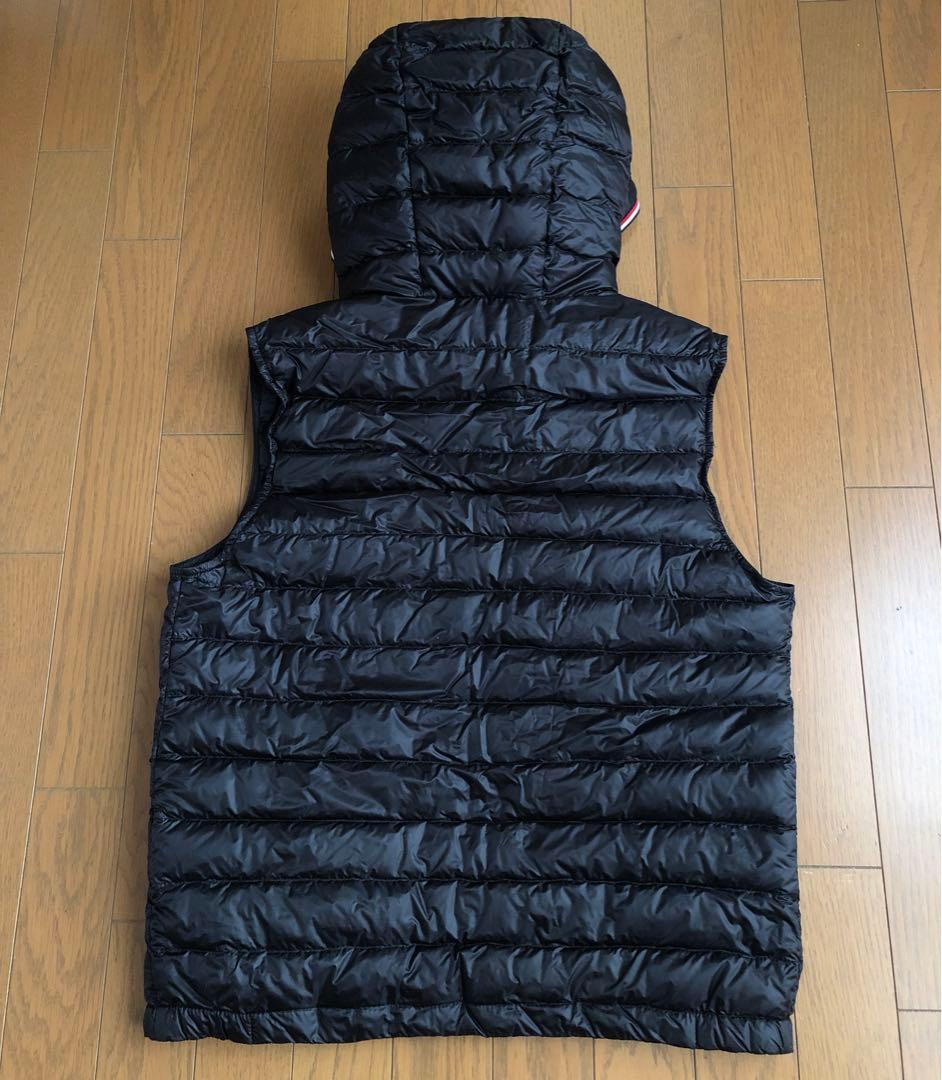 モンクレール　メンズダウンベストブラックフード付き