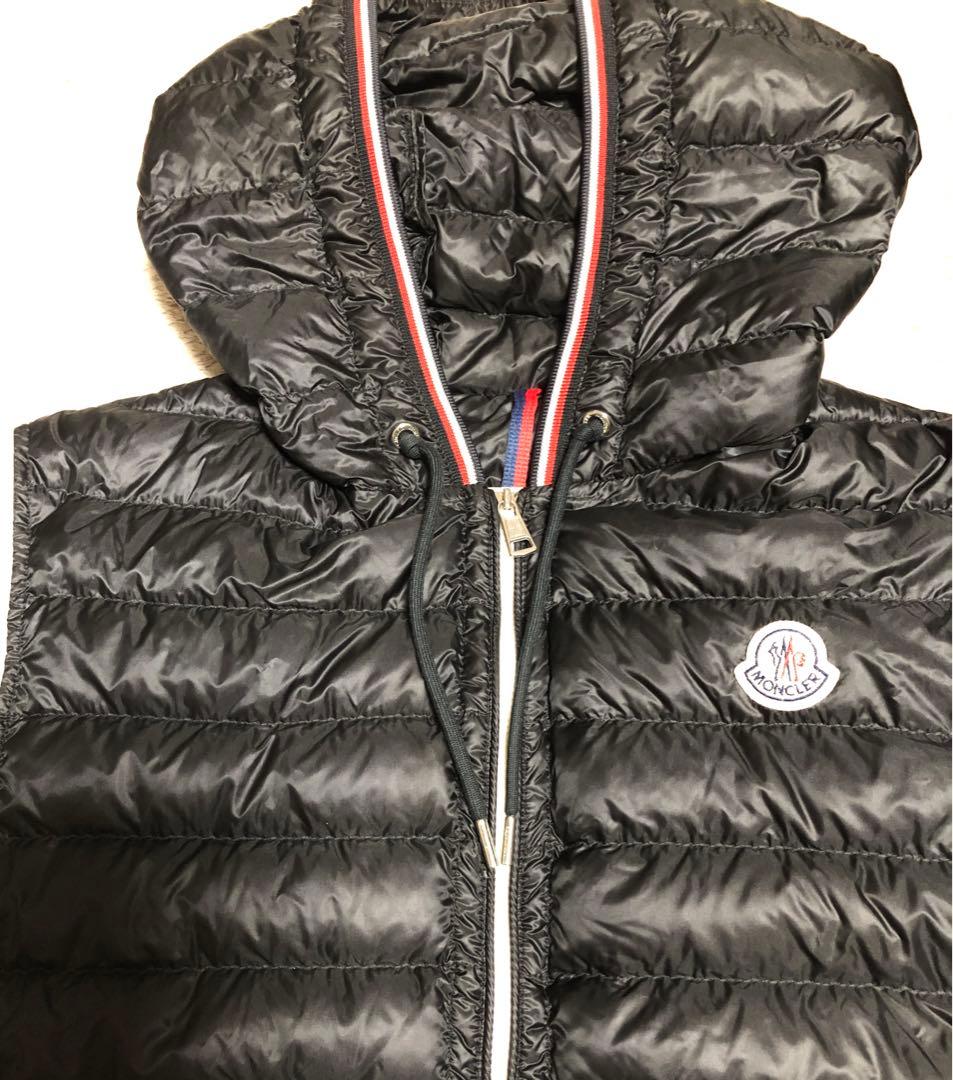 モンクレール　メンズダウンベストブラックフード付き