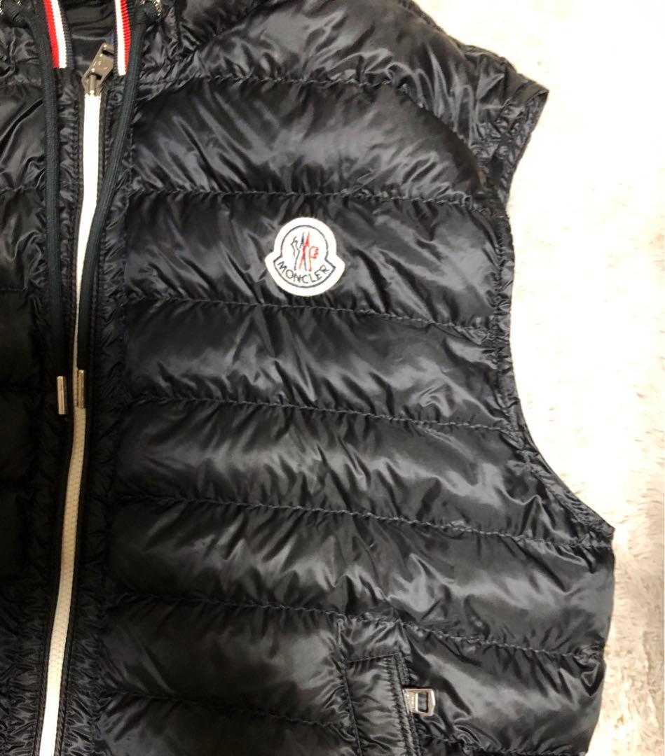 モンクレール　メンズダウンベストブラックフード付き