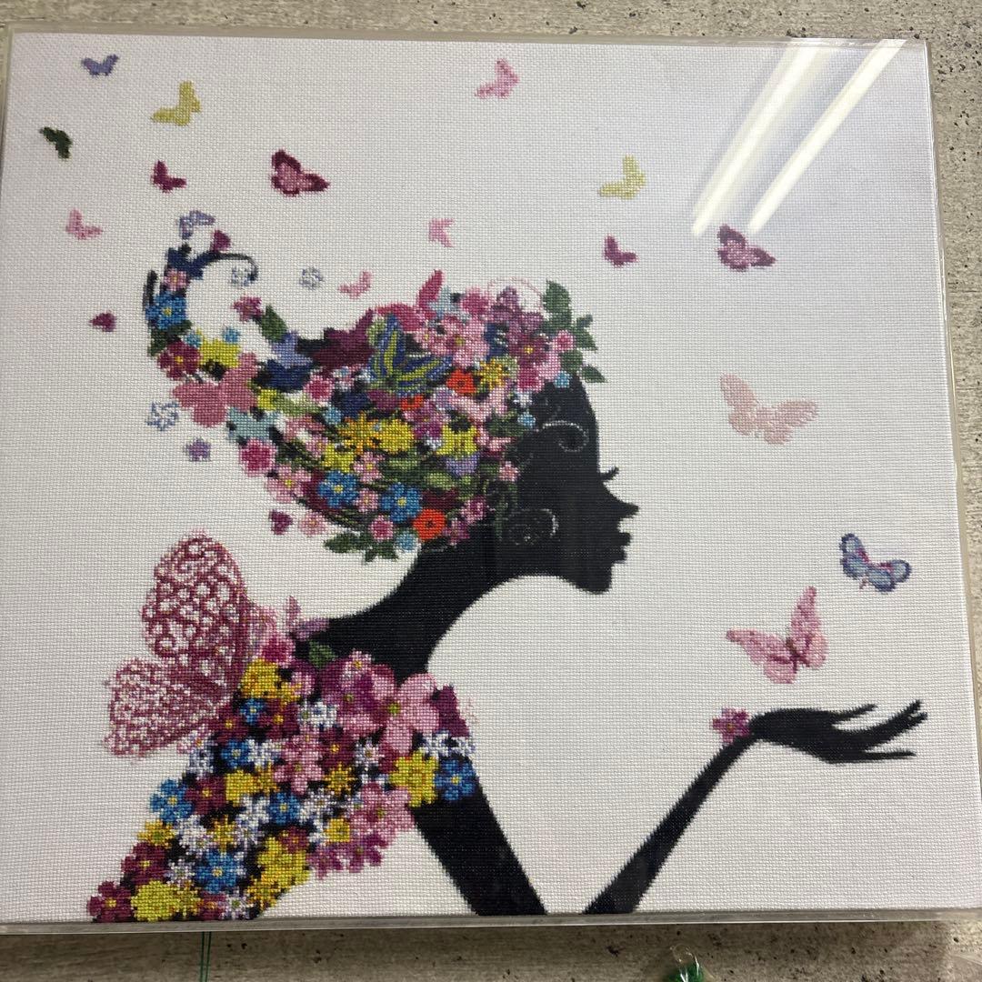 花と蝶の刺繍アート