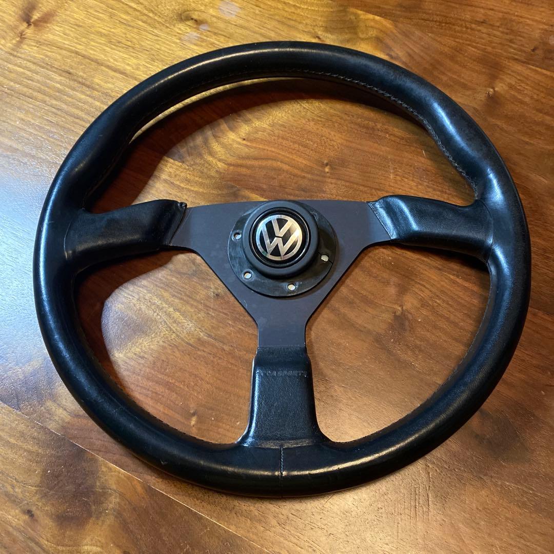 momo製ボスとステアリングホイール 3スポーク