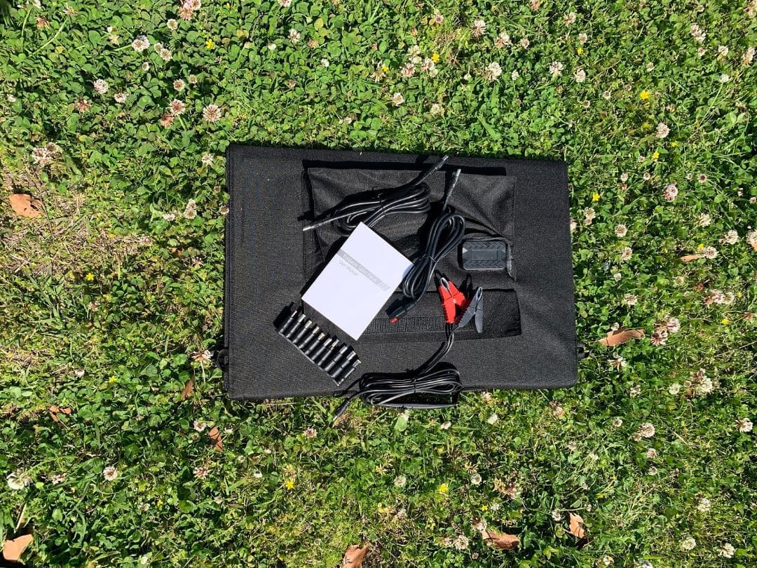 ソーラーパネル 120W折り畳み式ポータブル電源充電器 急速充電対応 直列並列可