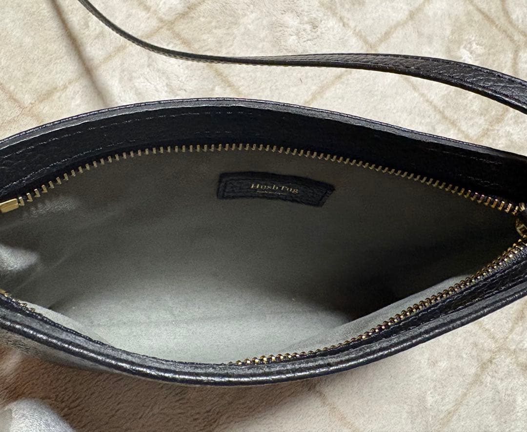 HushTug ブラック サコッシュ