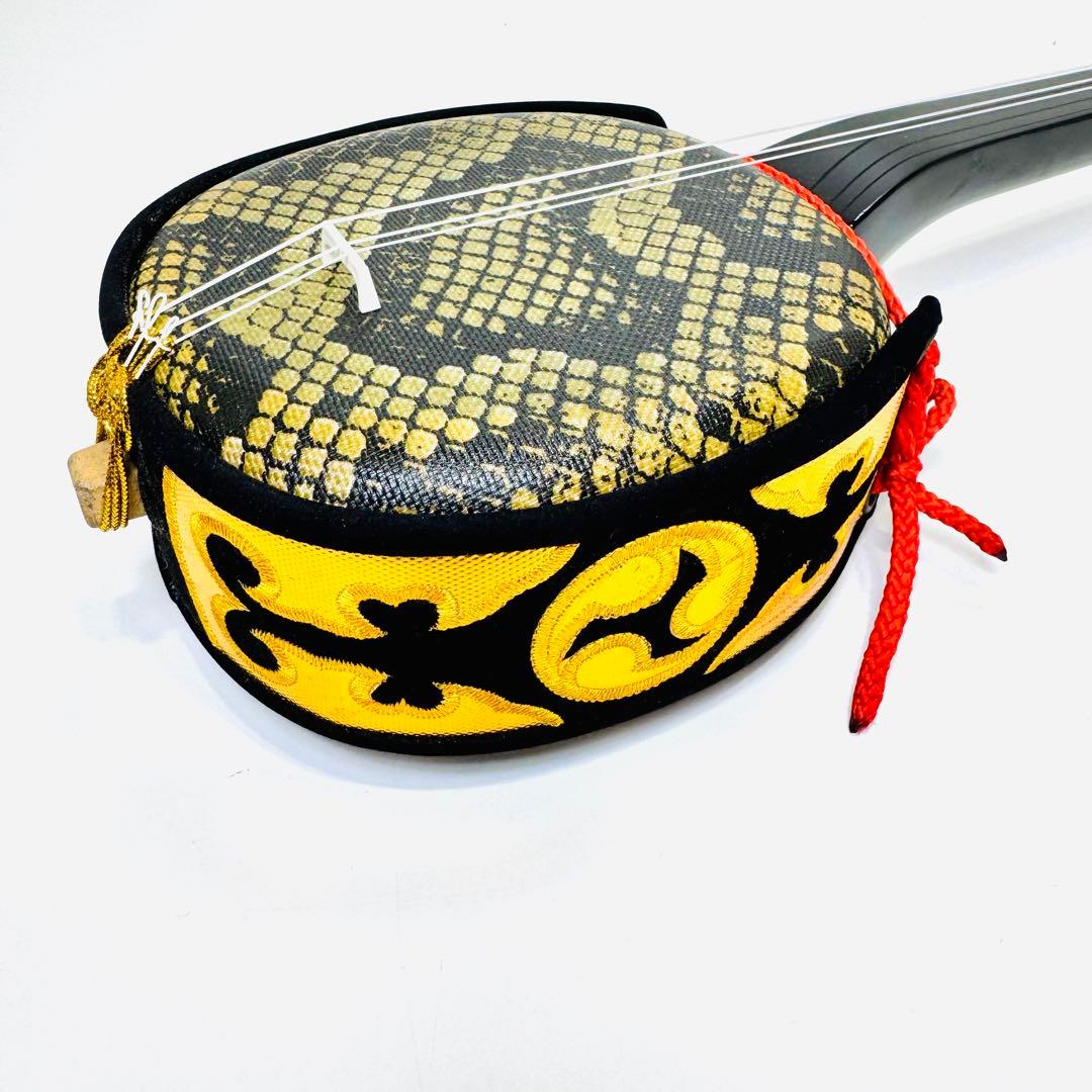 【美品】沖縄三線 人工皮 三味線 合皮 ヘビ皮柄 ケース付属 爪付き