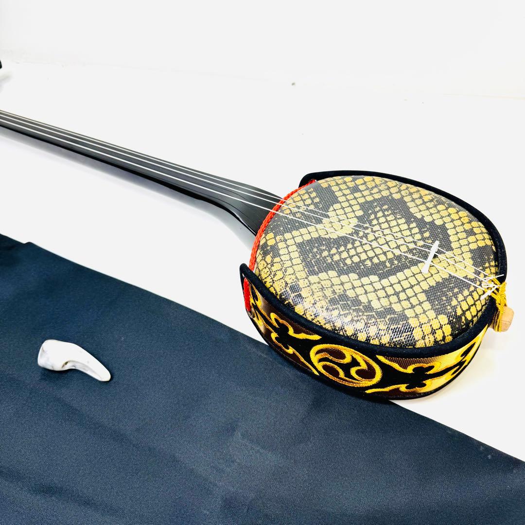 【美品】沖縄三線 人工皮 三味線 合皮 ヘビ皮柄 ケース付属 爪付き