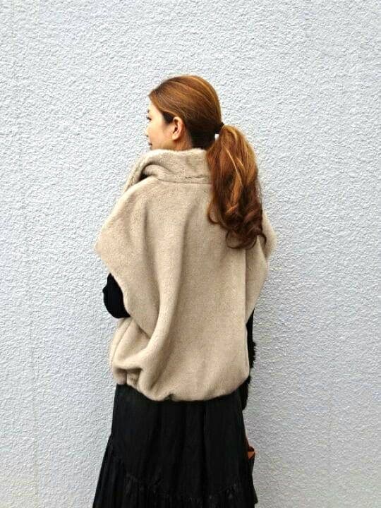 新品タグ付　PASSIONE Robe ベスト　ベージュ ハイネックジレ　ミンク