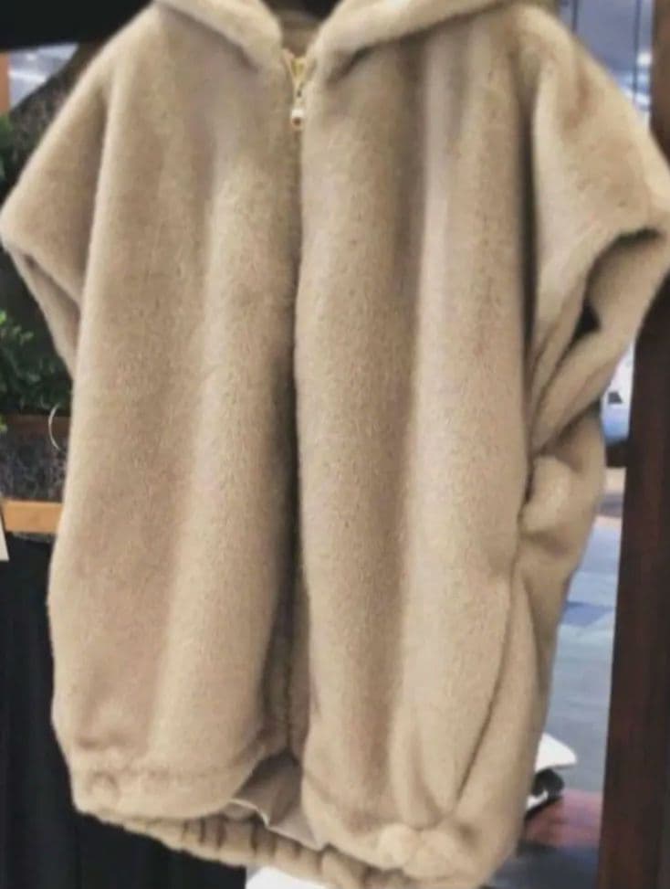 新品タグ付　PASSIONE Robe ベスト　ベージュ ハイネックジレ　ミンク