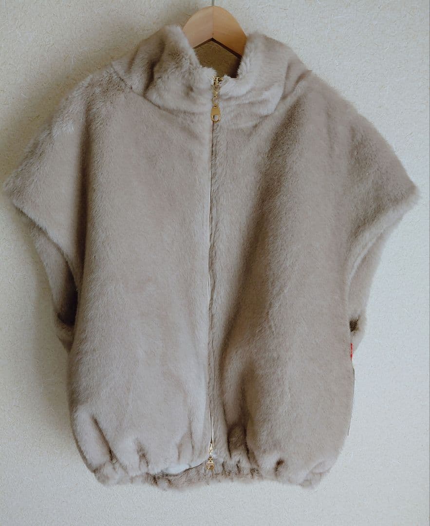 新品タグ付　PASSIONE Robe ベスト　ベージュ ハイネックジレ　ミンク