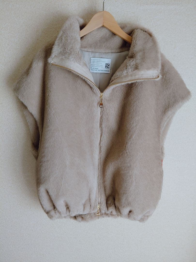 新品タグ付　PASSIONE Robe ベスト　ベージュ ハイネックジレ　ミンク