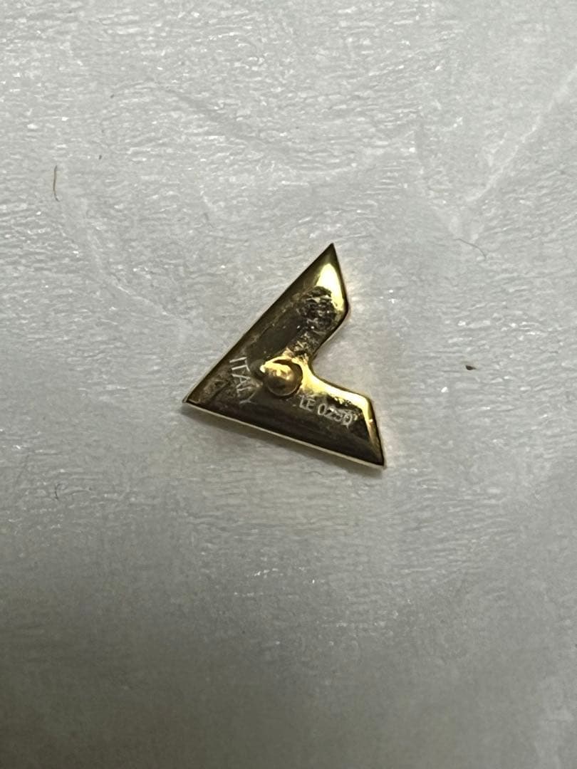 LOUIS VUITTON V字型ピアス(エッセンシャル片耳用)♡