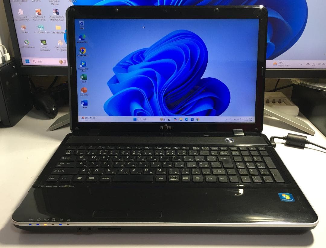 富士通FMV LIFEBOOK AH42/E Windows11
