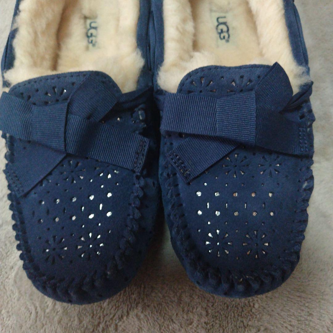 新品同様　UGG　アグ　リボン モカシン　24　サイズ7 スエード ネイビー