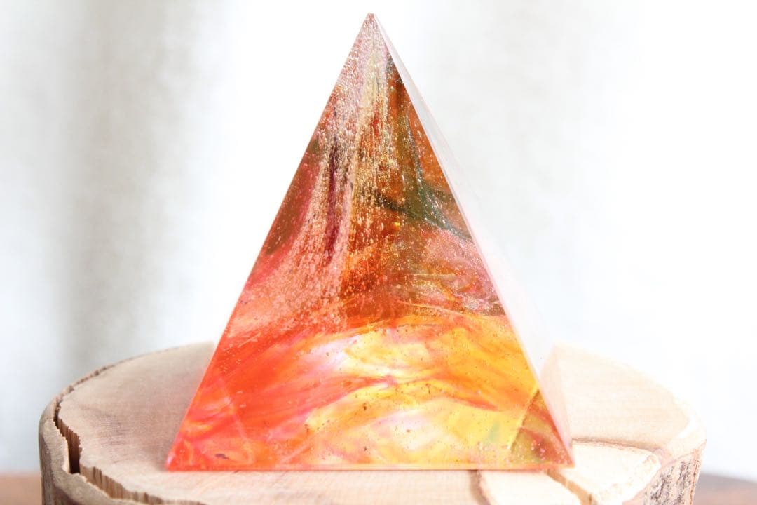 シエラネバダ産アンダラクリスタル　ピラミッド　マルチカラー