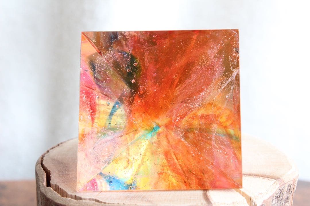 シエラネバダ産アンダラクリスタル　ピラミッド　マルチカラー