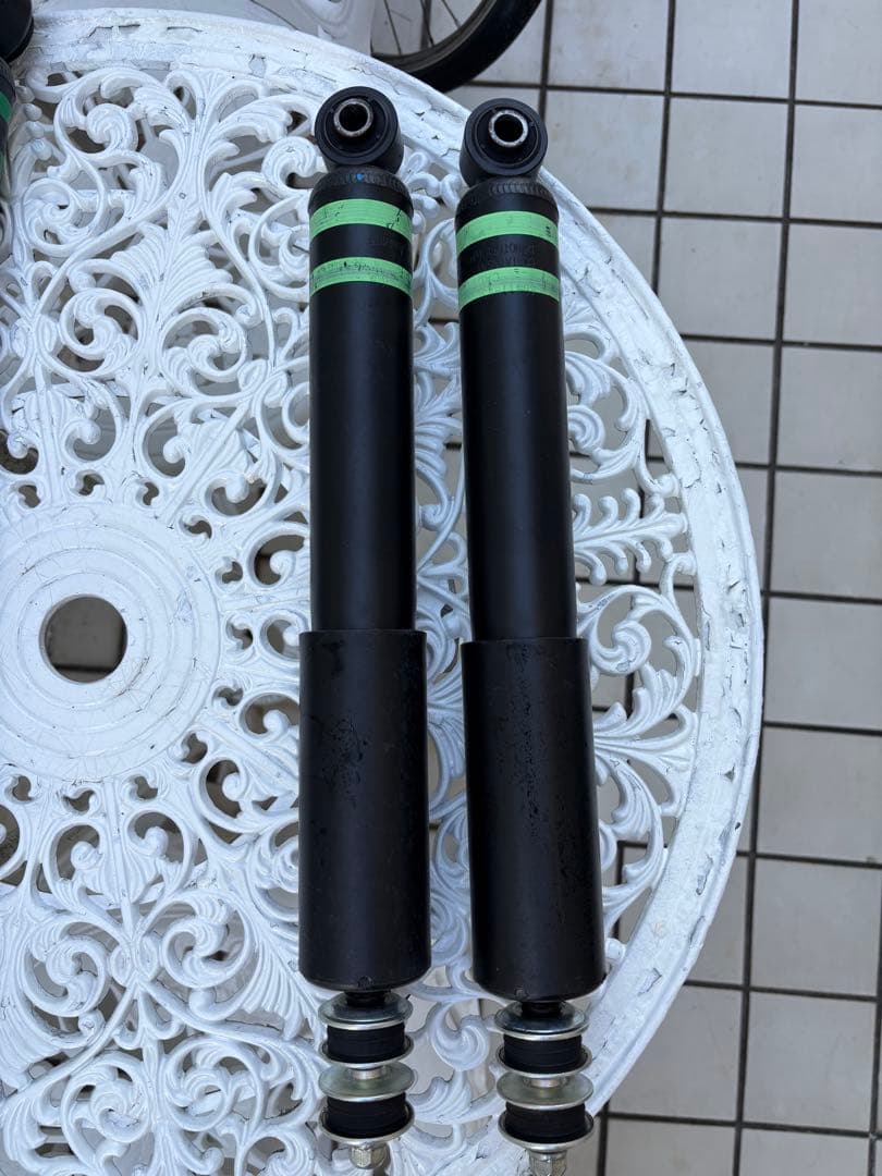 ハイエース200系　9型　ダークプライムS ショックアブソーバー