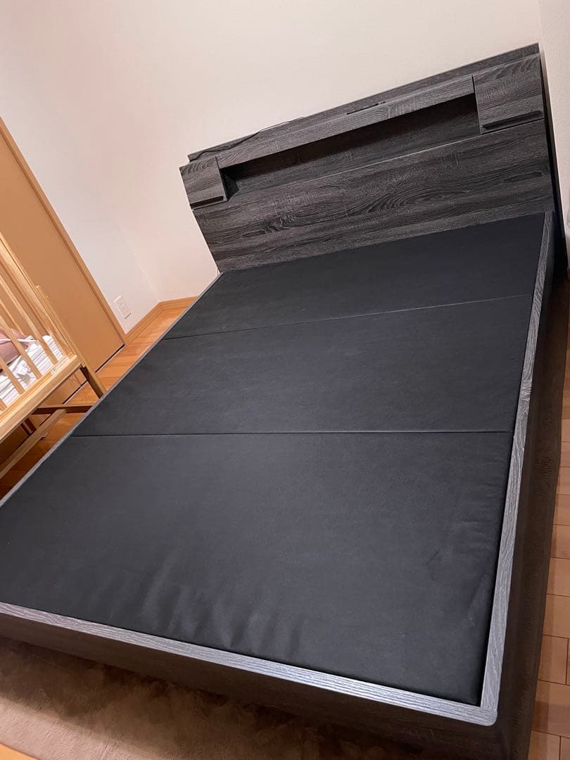 クイーンベッドフレーム ブラックグレー 木目調LED・コンセントUSBポート・棚