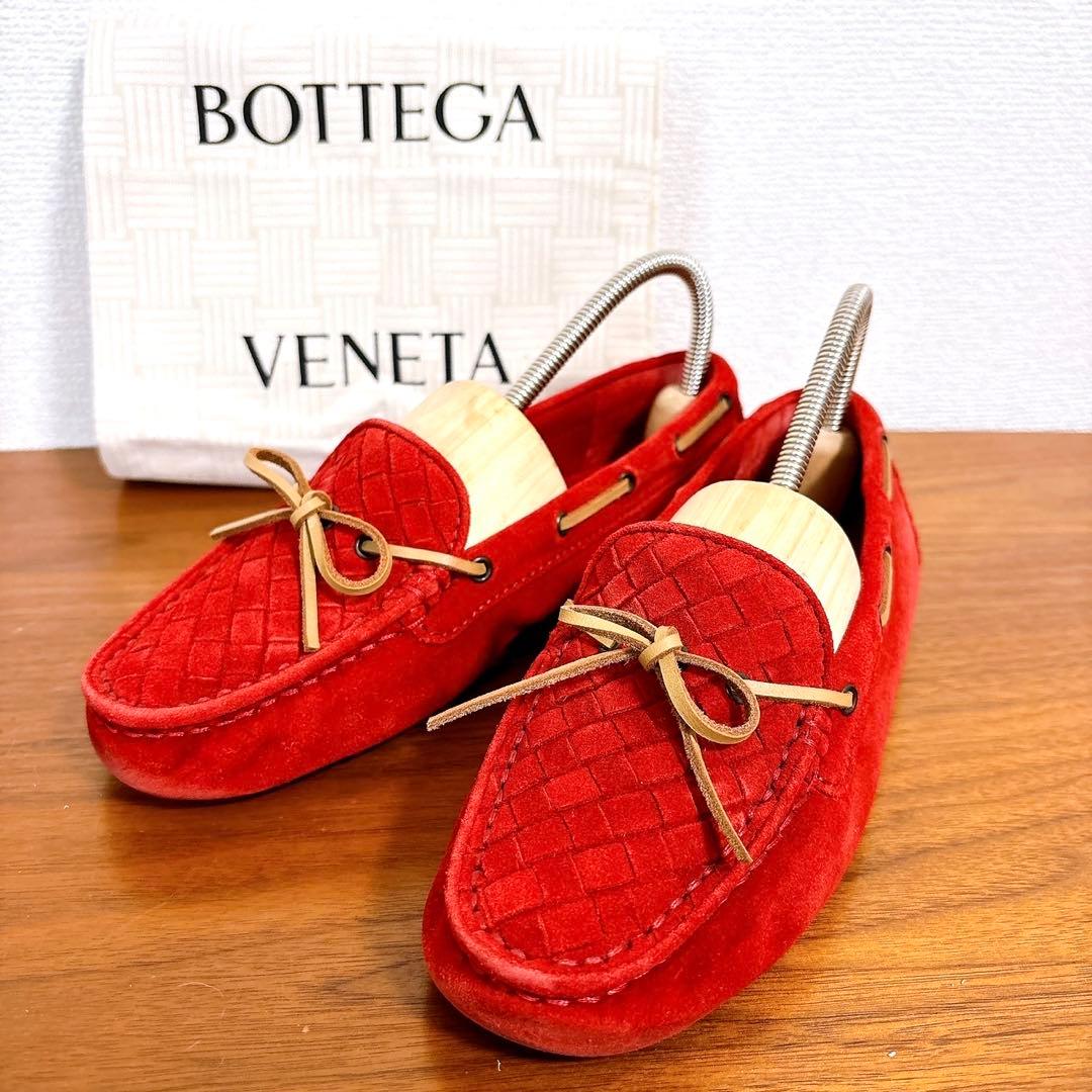 美品 BOTTEGA VENETA イントレチャート スエードモカシン レッド