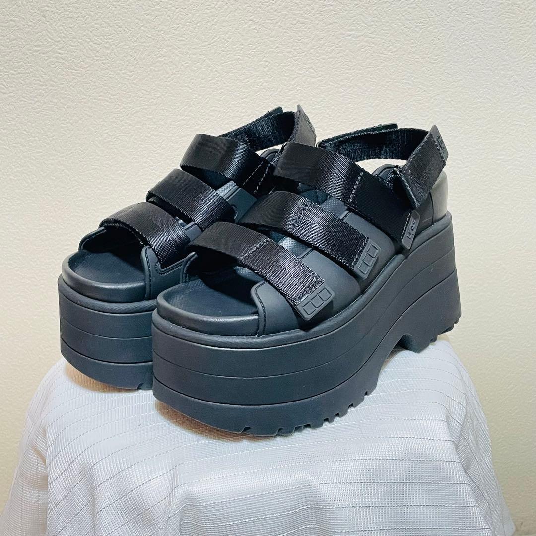 UGG GOLDENRISE 厚底サンダル