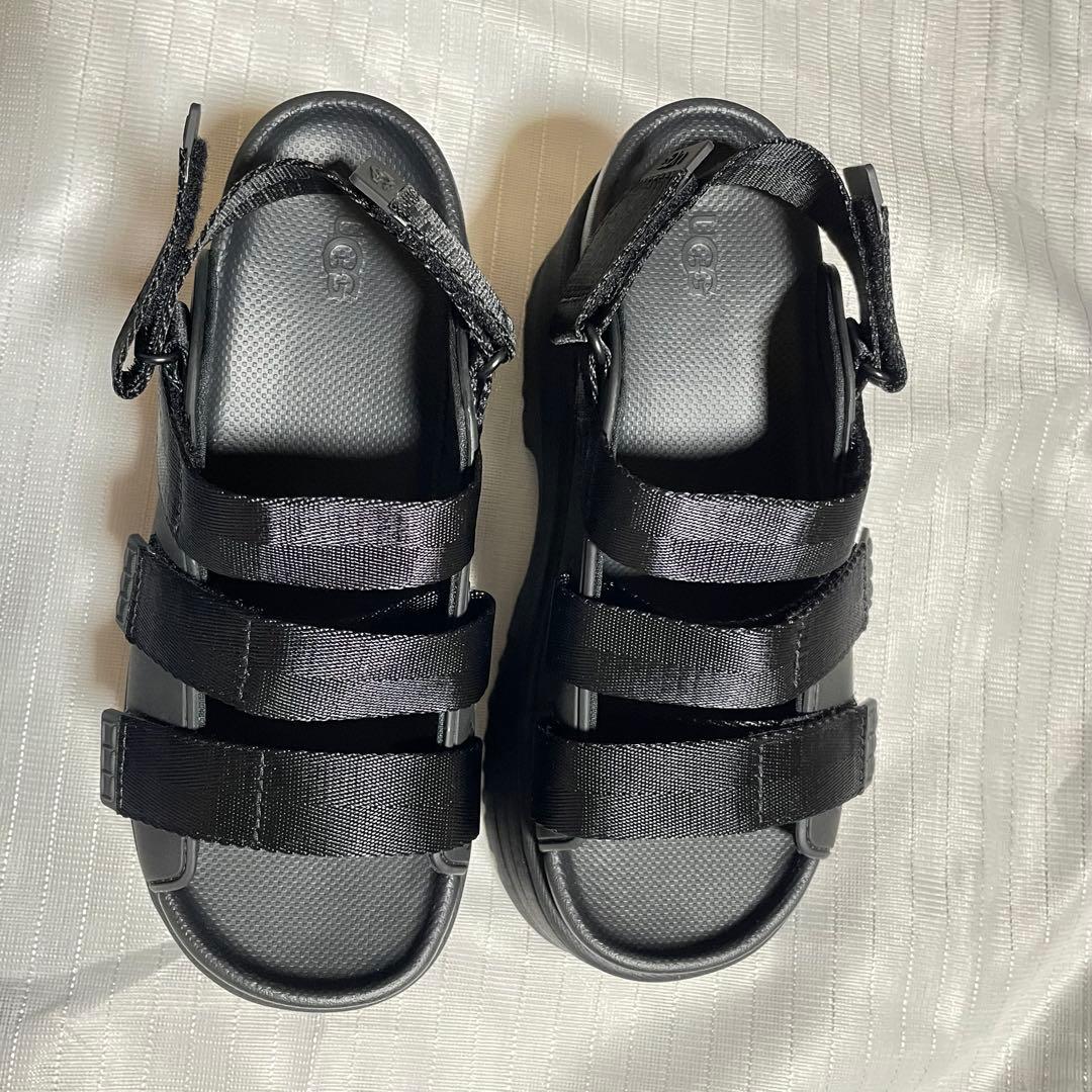 UGG GOLDENRISE 厚底サンダル