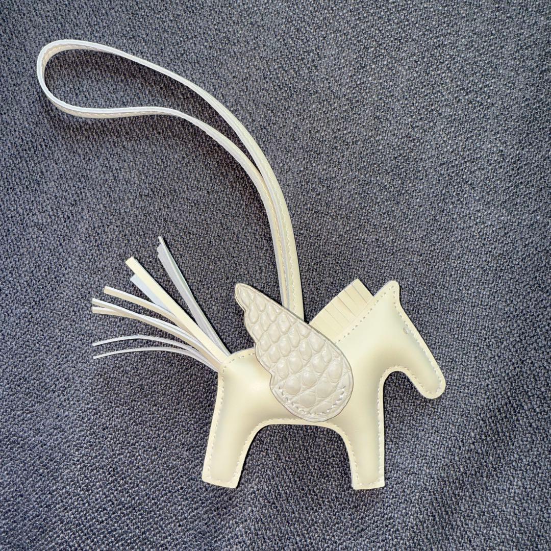 エルメスペガサスチャーム白　クロコ型押し