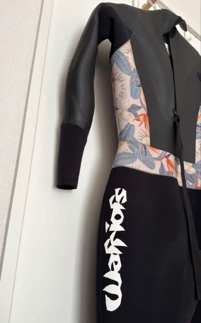 【新品未使用】ウェーブウォーリアーズ セミドライ5/3mm ML相当 定価12万