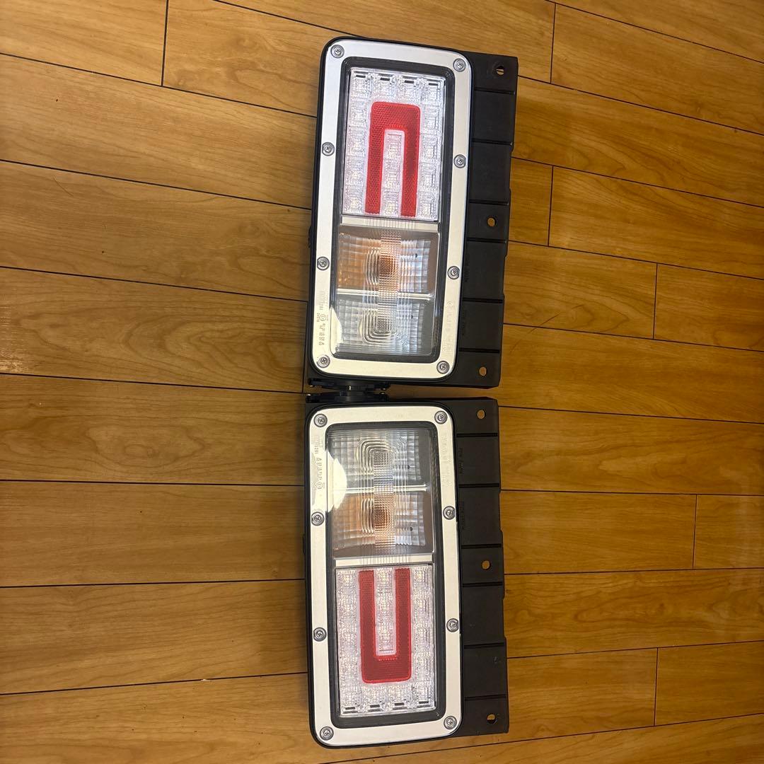 日野　純正　小糸テールランプ　新車外し