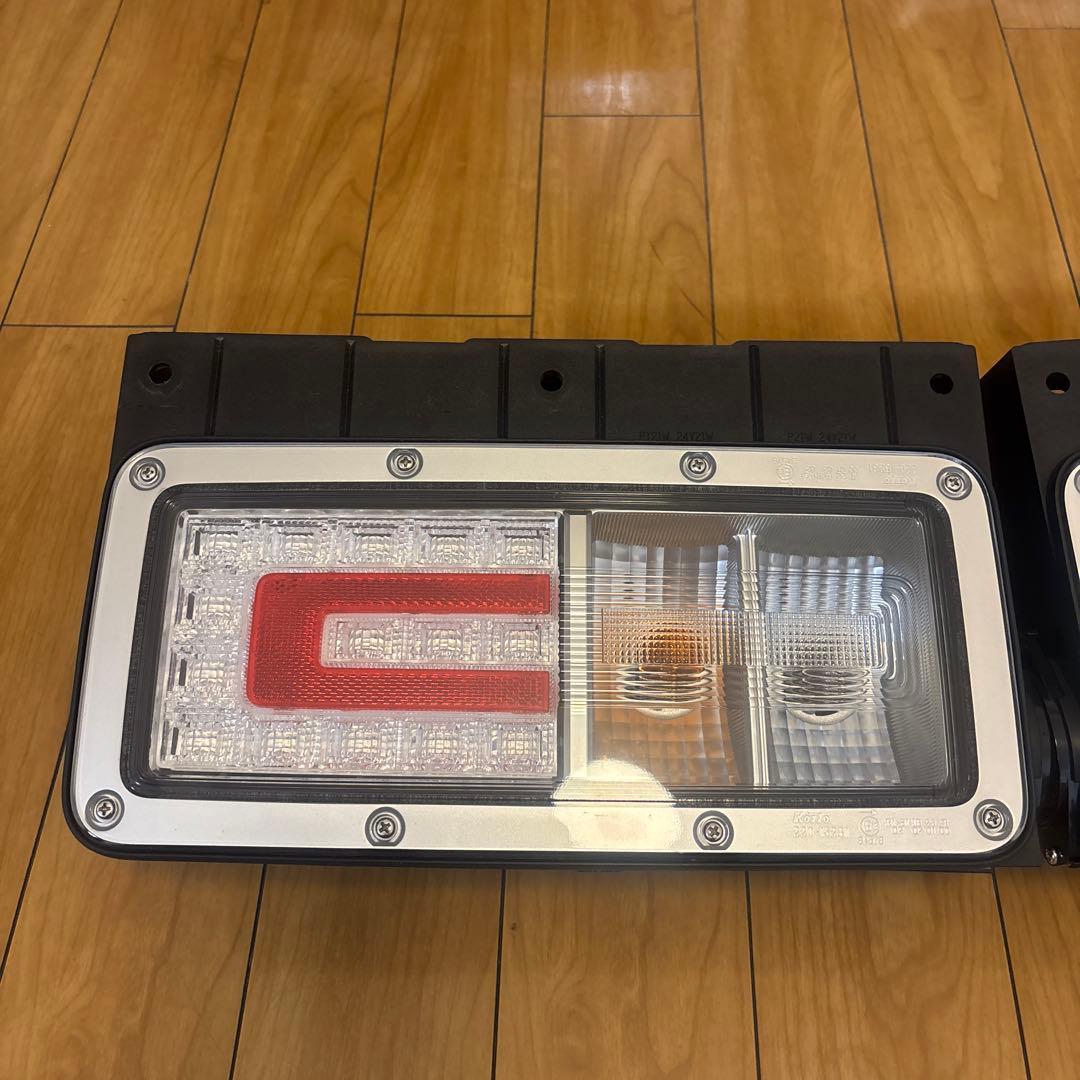 日野　純正　小糸テールランプ　新車外し