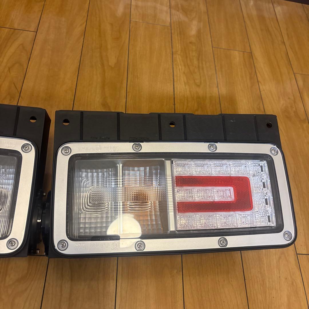 日野　純正　小糸テールランプ　新車外し