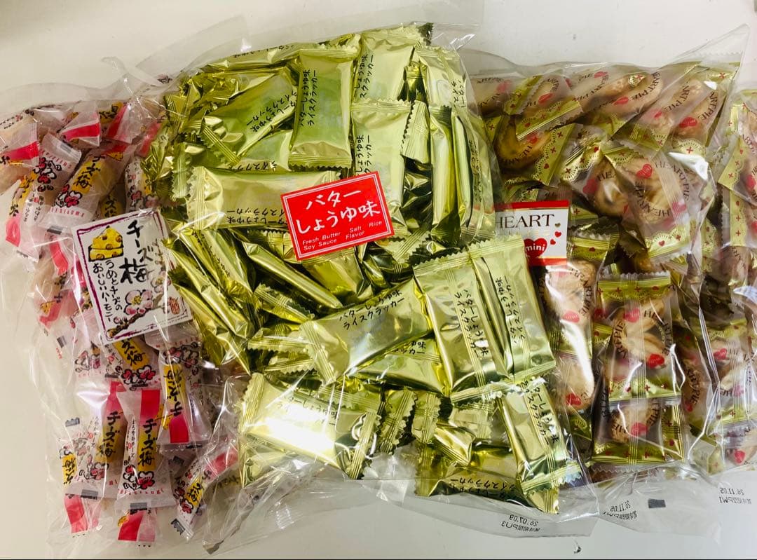 ティラミス チョコレート4袋、あられ類8袋