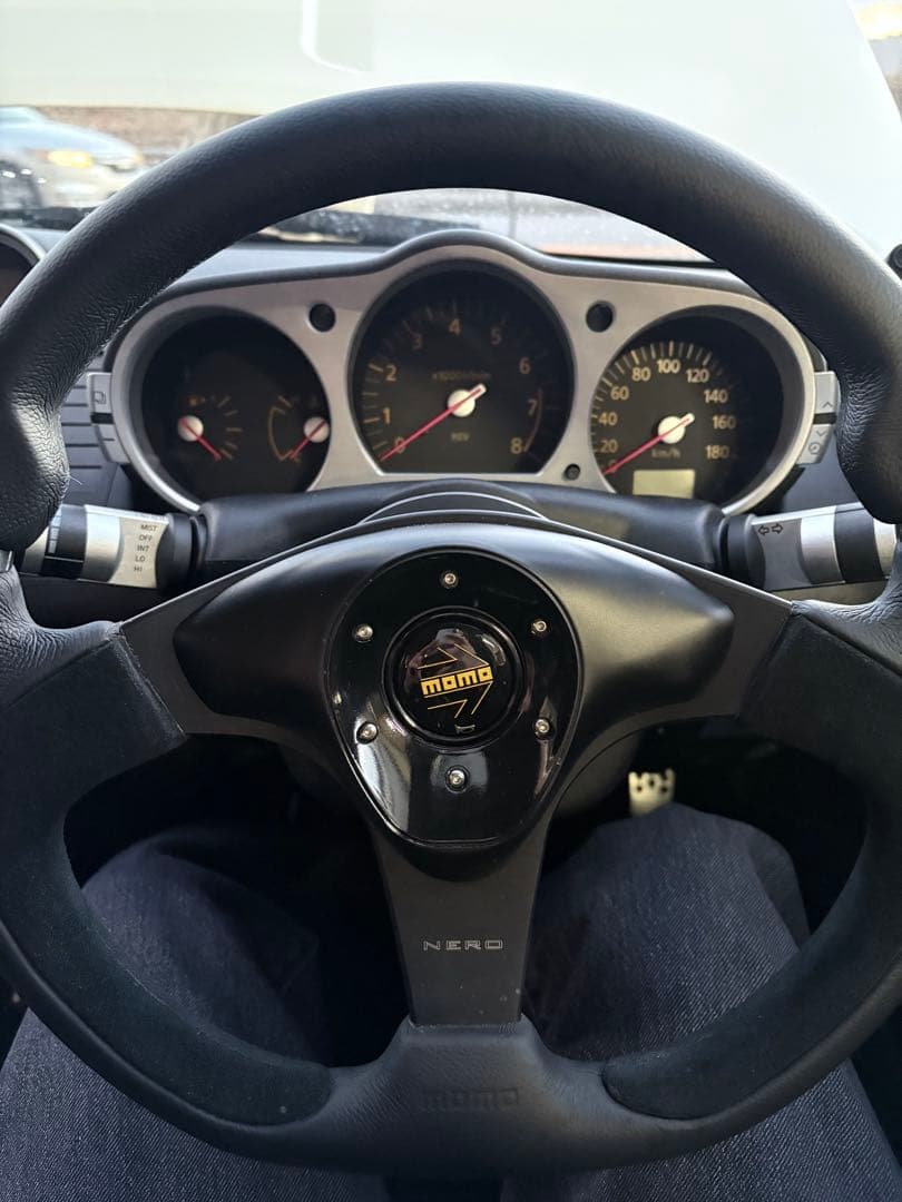 momo ステアリング NERO