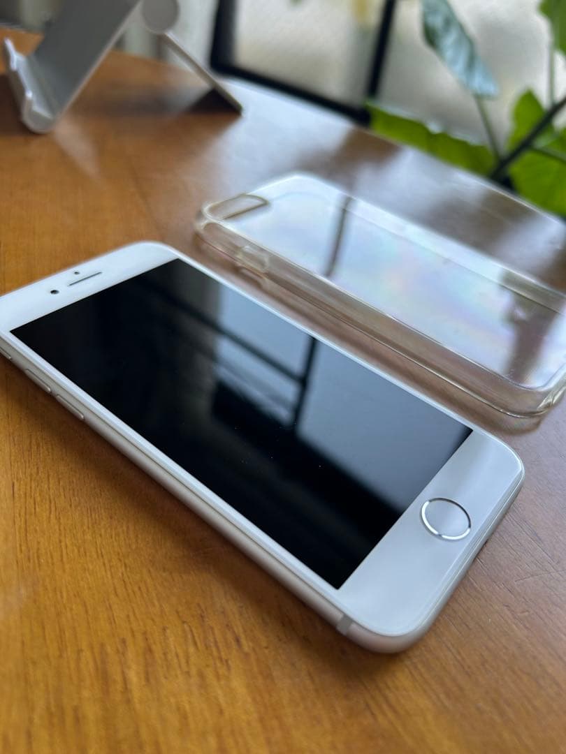 iPhone 8 本体　64GB